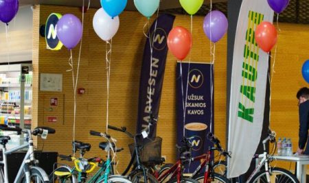 Socialiai jautrioms šeimoms padovanoti 34 dviračiai
